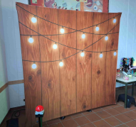 Fotobox-Hintergrund Holzwand mit Lichterkette