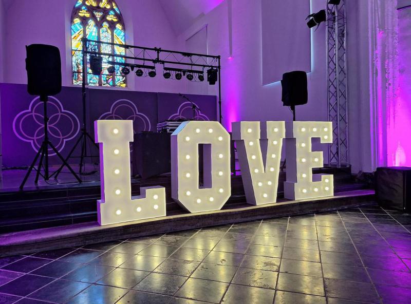 Beleuchtete XXL LOVE-Buchstaben als Dekoration für Feiern