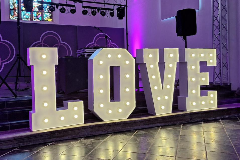 Beleuchtete XXL LOVE-Buchstaben für Hochzeiten und Feiern