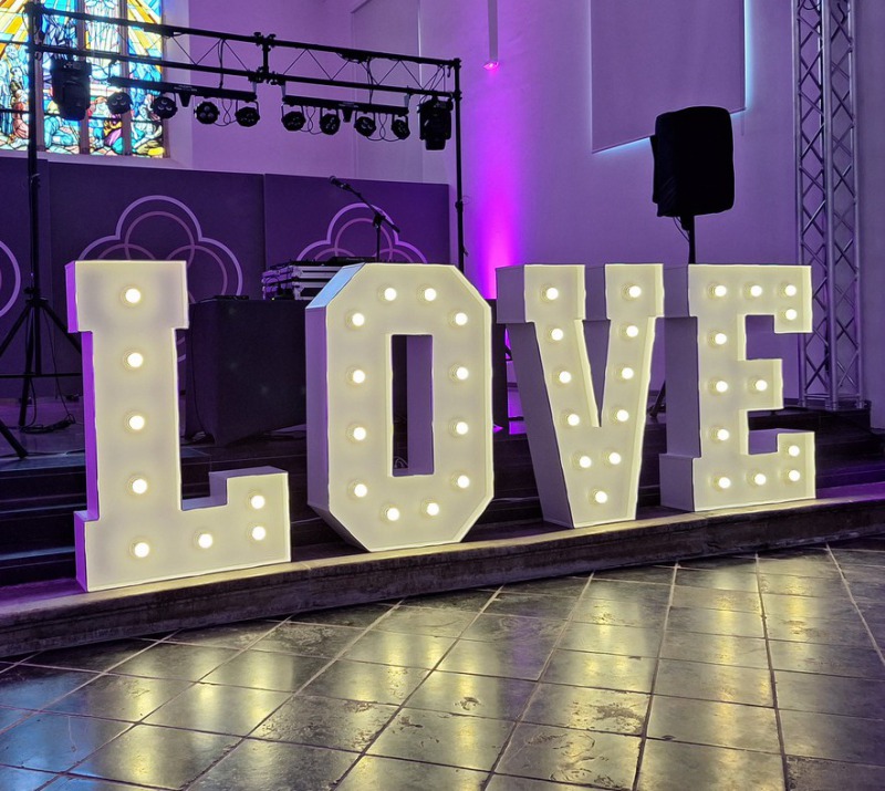 Beleuchtete XXL LOVE-Buchstaben für Hochzeiten und Feiern